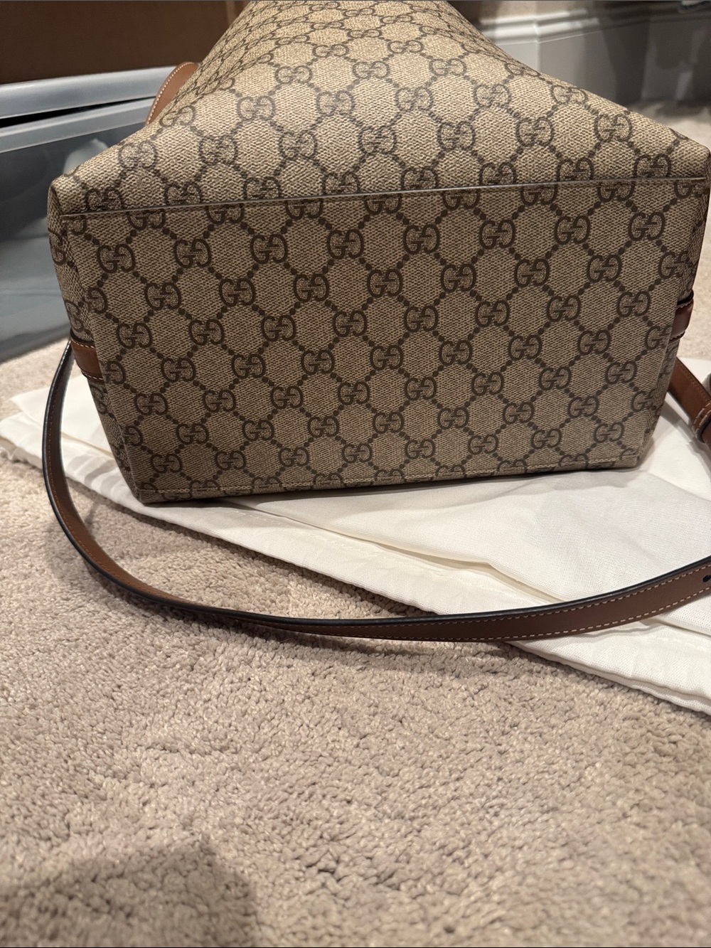 Authentic Gucci Beige GG Canvas Medium Bucket Bag with Chestnut Trim - Picture 6 of 16